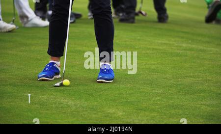 Warschau, Polen, 09.29.2021 Niedrig Abschnitt des Mannes, der Golf spielt, grünes Grasfeld . Hochwertige Fotos Stockfoto