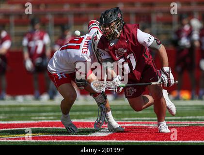 Piscataway, NJ, USA. 15. März 2022. Lafayette Mittelfeldspieler James Turco (51) gewinnt das Face-Off während eines NCAA Lacrosse Spiels zwischen den Lafayette Leopards und den Rutgers Scarlet Knights im SHI Stadium in Piscataway, NJ Rutgers besiegte Lafayette 22-10. Mike Langish/Cal Sport Media. Kredit: csm/Alamy Live Nachrichten Stockfoto