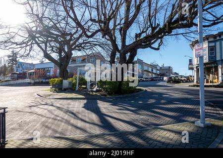 Friday Harbor, WA USA - circa November 2021: Blick auf eine große Kreuzung im Herzen der Innenstadt von Friday Harbor an einem hellen, sonnigen Tag. Stockfoto