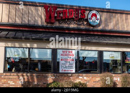 Woodinville, WA, USA - ca. Februar 2022: Selektiver Fokus auf ein "Jetzt einstellen"-Schild in einem Wendy's Fast Food Restaurant-Fenster an einem hellen, sonnigen Tag. Stockfoto