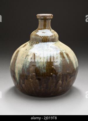 Sake-Flasche. Japan, Edo-Zeit, Ende des 18.. Jahrhunderts. Keramik. Shōdai-Ware; Steinzeug mit Eisen-, Holzasche- und Reisstrohasche-Glasuren; Holzstopfen Stockfoto