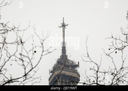 Paris, Frankreich. 15. März 2022. Das Foto vom 15. März 2022 zeigt eine neue Antenne, die auf dem Eiffelturm in Paris, Frankreich, installiert ist. Der Eiffelturm wuchs am Dienstag um sechs Meter, nachdem auf dem Pariser Denkmal eine neue Radioantenne installiert wurde, auf eine Höhe von 330 Metern. Quelle: Florent Michel/Xinhua/Alamy Live News Stockfoto