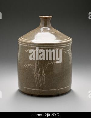 Sake Flasche mit Bambus Design. Japan, Edo-Zeit, 18.. Jahrhundert. Keramik. Yatsushiro; Steinzeug mit Glasur und weißer Slip-Verzierung Stockfoto