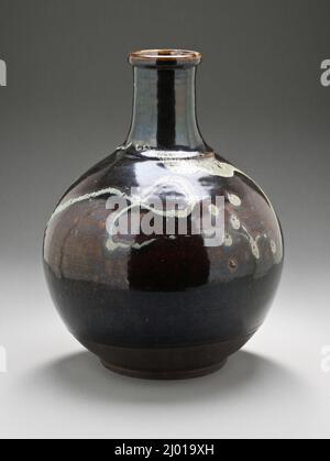 Sake-Flasche. Japan, Edo-Zeit, Ende 18.-Anfang 19. Jahrhundert. Keramik. Koishiwara-Geschirr; Steinzeug mit Eisenglasur und Reistrohasche Stockfoto