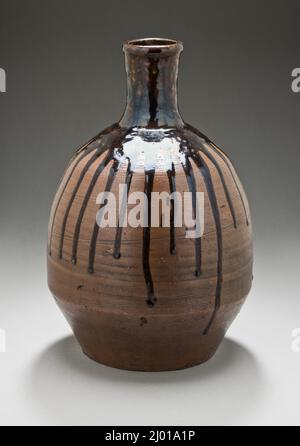 Sake-Flasche mit schwarzem Tropfenmuster. Japan, Edo-Zeit (1615-1868), Ende des 18.. Jahrhunderts. Keramik. Tanba-Geschirr; Steinzeug mit rot-braunen und schwarzen Eisenglasuren Stockfoto