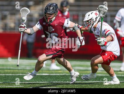 Piscataway, NJ, USA. 15. März 2022. Lafayette Mittelfeldspieler Aidan Kelly (26) auf der Flucht während eines NCAA Lacrosse Spiels zwischen den Lafayette Leopards und den Rutgers Scarlet Knights im SHI Stadium in Piscataway besiegte NJ Rutgers Lafayette 22-10. Mike Langish/Cal Sport Media. Kredit: csm/Alamy Live Nachrichten Stockfoto