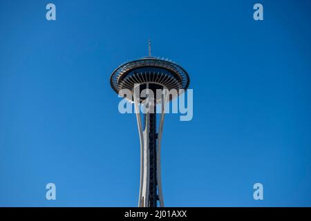 Seattle, WA USA - circa März 2022: Low-Angle-Ansicht der ikonischen Seattle Space Needle, die gegen einen klaren, strahlend blauen Himmel geschossen wurde. Stockfoto