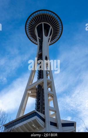 Seattle, WA USA - circa März 2022: Low-Angle-Ansicht der ikonischen Seattle Space Needle, die gegen einen strahlend blauen Himmel geschossen wurde Stockfoto