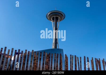 Seattle, WA USA - circa März 2022: Low-Angle-Ansicht der ikonischen Seattle Space Needle, die gegen einen klaren, strahlend blauen Himmel geschossen wurde Stockfoto