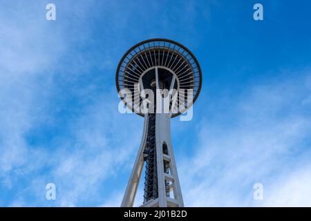 Seattle, WA USA - circa März 2022: Low-Angle-Ansicht der ikonischen Seattle Space Needle, die gegen einen strahlend blauen Himmel geschossen wurde. Stockfoto