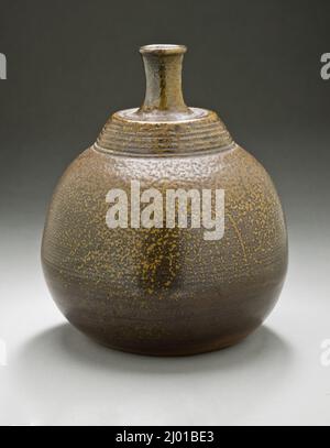 Sake-Flasche in Teebesen-Form. Japan, Edo-Zeit (1615-1868), Anfang des 18.. Jahrhunderts. Keramik. Bizenware; Steinzeug mit natürlich vorkommender Ascheglasur Stockfoto