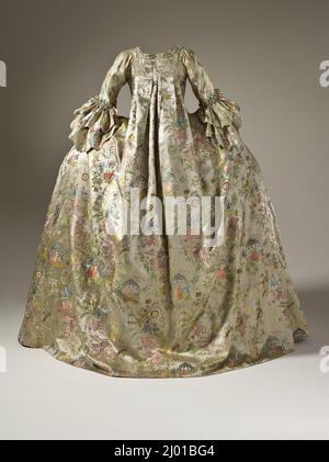 Frauenkleid (Robe à la française). Niederlande, Amsterdam, 1740-1760. Kostüme; Hauptkleidung (ganzer Körper). Seidensatin mit Seide und Metallic-Faden ergänzender Schuss-Float-Musterung Stockfoto