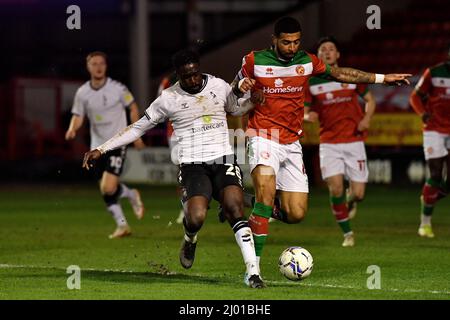 WALSALL, GROSSBRITANNIEN. MÄR 15. Christopher Missilou von Oldham Athletic takelt mit Joss Labadie vom Walsall Football Club während des Spiels der Sky Bet League 2 zwischen Walsall und Oldham Athletic am Dienstag, dem 15.. März 2022 im Banks's Stadium, Walsall. (Kredit: Eddie Garvey | MI Nachrichten) Kredit: MI Nachrichten & Sport /Alamy Live Nachrichten Stockfoto