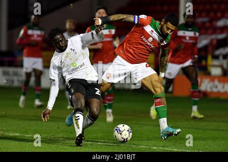 WALSALL, GROSSBRITANNIEN. MÄR 15. Christopher Missilou von Oldham Athletic takelt mit Joss Labadie vom Walsall Football Club während des Spiels der Sky Bet League 2 zwischen Walsall und Oldham Athletic am Dienstag, dem 15.. März 2022 im Banks's Stadium, Walsall. (Kredit: Eddie Garvey | MI Nachrichten) Kredit: MI Nachrichten & Sport /Alamy Live Nachrichten Stockfoto