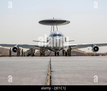 Die Flieger des Expeditionary Aircraft Maintenance Squadron 380. bereiten einen E-3 Sentry vor, der dem Expeditionary Airborne Air Control Squadron 968. zugewiesen wurde, um am Al Dhafra Air Base, Vereinigte Arabische Emirate, am 6. März 2022 abzuheben. Das Flugzeug liefert dem Joint Air Operations Center ein genaues Echtzeit-Bild des Schlachtzentrums. (USA Foto der Luftwaffe von Staff Sgt. Nichola Ross) Stockfoto