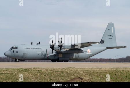 Eine tunesische Luftwaffe C-130J Super Hercules tadelt nach der Landung auf dem Luftwaffenstützpunkt Dover, Delaware, 10. März 2022, zu einem Parkplatz. Die USA und Tunesien unterhalten seit über 200 Jahren starke diplomatische Beziehungen, beginnend mit der Unterzeichnung des Friedens- und Freundschaftsvertrags durch beide Länder im Jahr 1797. (USA Luftwaffe Foto von Roland Balik) Stockfoto