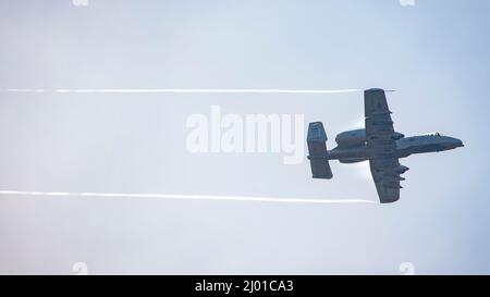 Ein US Air Force 104. Fighter Squadron Pilot, vom 175. Flügel der Maryland Air National Guard, fliegt eine Trainingsmission in einem A-10 Thunderbolt II 10. März 2022, in der Warren Grove Gunnery Range, Warren Grove, New Jersey. Brig. General Patrick M. Kennedy, stellvertretender Adjutant-General der New Jersey Air National Guard und Chief Master Sgt. Michael J. Rakauckas, Kommandochef der New Jersey Air National Guard, beobachtete das Training während eines Besuchs. (USA Foto der Air National Guard von Senior Airman Hunter Hires) Stockfoto