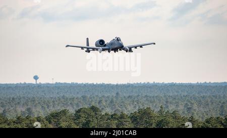 Ein US Air Force 104. Fighter Squadron Pilot, vom 175. Flügel der Maryland Air National Guard, fliegt eine Trainingsmission in einem A-10 Thunderbolt II 10. März 2022, in der Warren Grove Gunnery Range, Warren Grove, New Jersey. Brig. General Patrick M. Kennedy, stellvertretender Adjutant-General der New Jersey Air National Guard und Chief Master Sgt. Michael J. Rakauckas, Kommandochef der New Jersey Air National Guard, beobachtete das Training während eines Besuchs. (USA Foto der Air National Guard von Senior Airman Hunter Hires) Stockfoto