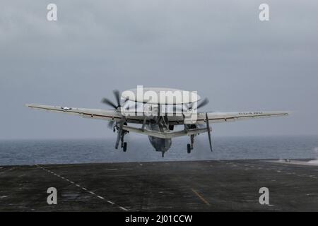 PHILIPPINE SEA (14. März 2022) eine E-2D Hawkeye, die den "Wallbangern" des Carrier Airborne Early Warning Squadron (VAW) 117 zugewiesen wurde, startet vom Flugdeck des Flugzeugträgers USS Abraham Lincoln (CVN 72) der Nimitz-Klasse. Die Abraham Lincoln Strike Group befindet sich im geplanten Einsatzgebiet der US-Flotte für 7., um die Interoperabilität durch Allianzen und Partnerschaften zu verbessern und gleichzeitig als reaktionsfähige Truppe zur Unterstützung einer freien und offenen Region im Indo-Pazifik-Raum zu dienen. (USA Navy Foto von Mass Communication Specialist Seaman Apprentice Julia Brockman) Stockfoto