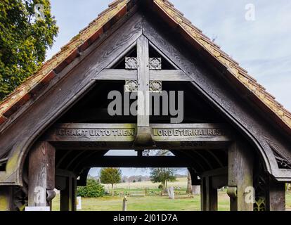 Lych-Tor mit Inschrift am Eingang zur St. Michael and All Angels Kirche im Dorf Pirbright, in der Nähe von Woking, Surrey, Südostengland Stockfoto