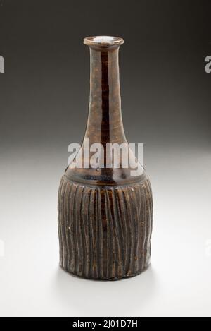 Sake-Flasche in Form eines Teebeisken. Japan, Edo-Zeit, 1615-1868, 18. Jahrhundert. Keramik. Tsuboya; Steinzeug mit brauner Glasur Stockfoto