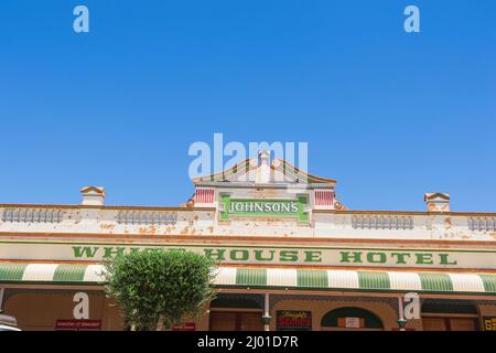 Architekturdetails des alten Outback Pub White House Hotel in der Tower Street, in der kleinen ländlichen Stadt Leonora, Goldfields-Esperance, Western Austr Stockfoto