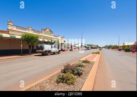 Tower Street ist die Hauptstraße der kleinen ländlichen Stadt Leonora, Goldfields-Esperance, Western Australia, WA, Australien Stockfoto