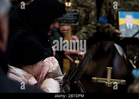 Lviv, Ukraine. 15. März 2022. Angehörige der Familien zollen während des Trauerdienstes in Lemberg ihren Respekt. Trauerfeier für die Soldaten, die infolge eines russischen Beschusses im Militärlager Javoriv ihr Leben verloren haben. Kredit: SOPA Images Limited/Alamy Live Nachrichten Stockfoto