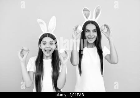 Ostervorbereitungen. Teen Mädchen Kind und Mutter Spaß haben. Kind und Frau halten bemalte Eier. Stockfoto