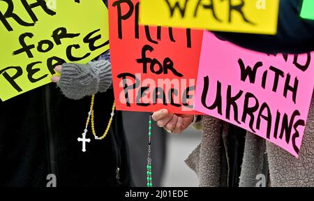 Dallas, Usa. 15. März 2022. Demonstranten halten in Dallas Plakate in Solidarität mit der Ukraine. Eine Gruppe von Gemeindemitgliedern versammelten sich im Zentrum von Dallas, PA. Nach einer Stunde Gebet in der Gate of Heaven Church. Bischof Joseph Bambera rief die katholischen Kirchen in der Diaease von Scranton dazu auf, an einer Gebetsstunde zur Beendigung des Krieges in der Ukraine teilzunehmen. Kredit: SOPA Images Limited/Alamy Live Nachrichten Stockfoto