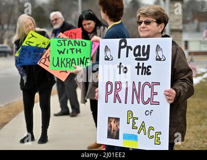 Dallas, Usa. 15. März 2022. Demonstranten halten in Dallas Plakate in Solidarität mit der Ukraine. Eine Gruppe von Gemeindemitgliedern versammelten sich im Zentrum von Dallas, PA. Nach einer Stunde Gebet in der Gate of Heaven Church. Bischof Joseph Bambera rief die katholischen Kirchen in der Diaease von Scranton dazu auf, an einer Gebetsstunde zur Beendigung des Krieges in der Ukraine teilzunehmen. Kredit: SOPA Images Limited/Alamy Live Nachrichten Stockfoto