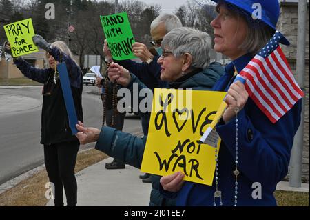 Dallas, Usa. 15. März 2022. Demonstranten halten in Dallas Plakate in Solidarität mit der Ukraine. Eine Gruppe von Gemeindemitgliedern versammelten sich im Zentrum von Dallas, PA. Nach einer Stunde Gebet in der Gate of Heaven Church. Bischof Joseph Bambera rief die katholischen Kirchen in der Diaease von Scranton dazu auf, an einer Gebetsstunde zur Beendigung des Krieges in der Ukraine teilzunehmen. Kredit: SOPA Images Limited/Alamy Live Nachrichten Stockfoto