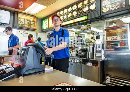 Illinois Gibson City McDonald's Fast Food Restaurant Mann, Mitarbeiter Arbeit Job Uniform Order Taker Kassierer, innen Innenresen, Stockfoto