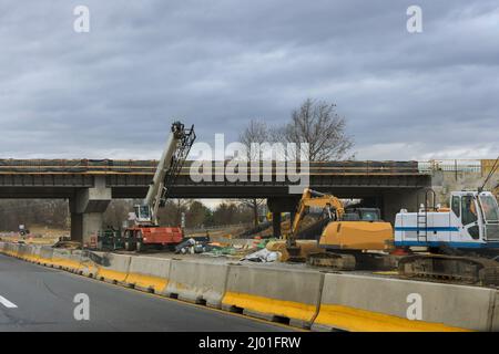 Bau für die Erneuerung von Schäden an Säulen der Betonbrücke einer Straße, die gerade renoviert wird, moderner Straßenverkehrsknotenpunkt in den USA Stockfoto