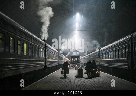 Lviv, Ukraine. 13. März 2022. Aus Polen kommen Menschen am Bahnhof von Lemberg an. Seit Russland am 24. Februar 2022 mit dem Einmarsch in die Ukraine begonnen hat, sind mehr als 2 Millionen Menschen aus dem Land geflohen. (Bild: © Laurel Chor/SOPA-Bilder über ZUMA Press Wire) Stockfoto