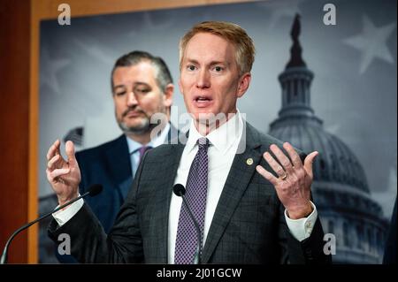 Washington, Usa. 15. März 2022. Der US-Senator James Lankford (R-OK) spricht über Maskenmandate der Fluggesellschaften. Kredit: SOPA Images Limited/Alamy Live Nachrichten Stockfoto