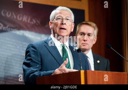 Washington, Usa. 15. März 2022. Der US-Senator Roger Wicker (R-MS) spricht über Maskenmandate von Fluggesellschaften. Kredit: SOPA Images Limited/Alamy Live Nachrichten Stockfoto