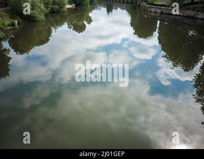 Die wunderschöne Wolkenlandschaft, die sich auf dem Wasser des Flusses Severn widerspiegelt, der durch Shrewsbury, Shropshire, führt Stockfoto