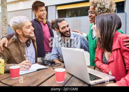 Vielfältige Menschen Studieren Studierende Campus Konzept. Das Brainstorming von Kollegen erfolgt über einen Laptop. Stockfoto