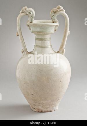 Amphora (Ping) mit Drachengriffen. China, Mitte der Tang-Dynastie, ca. 700-800. Einrichtung; Servicezubehör. Mit Rad geworfenes Steinzeug mit modellierter und applizierten Dekoration und blassgrüner Glasur Stockfoto