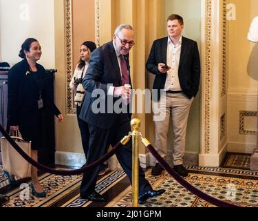 Washington, Usa. 15. März 2022. Der Mehrheitsführer des Senats, Chuck Schumer (D-NY), kommt in die Nähe der Senatskammer. Kredit: SOPA Images Limited/Alamy Live Nachrichten Stockfoto