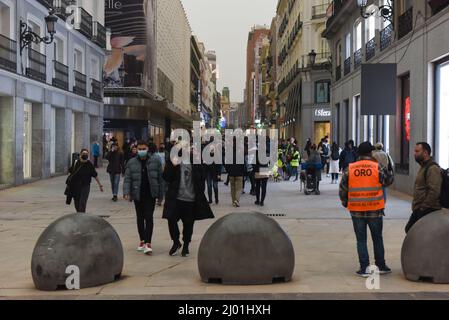 Madrid, Spanien. 15. März 2022. Menschen gehen auf der Straße in Madrid, Spanien, 15. März 2022. Der Sturm Celia hat am Dienstag über Madrid Sand aus der Sahara gesprengt. Kredit: Gustavo Valiente/Xinhua/Alamy Live Nachrichten Stockfoto