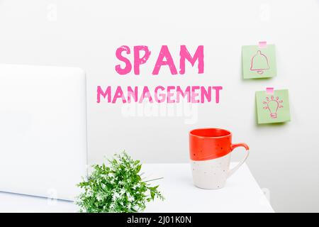 Sign zeigt Spam-Management an. Konzeptionelle Fotos helfen, die Menge an Spam in Ihrem Posteingang zu reduzieren oder zu filtern Tidy Workspace Setup, Writing Desk Tools Stockfoto