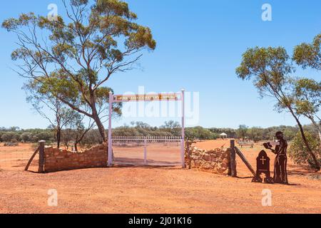 Eingang des Menzies-Friedhofs mit Gräbern von Pionieren aus der Goldrush-Ära, Western Australia, WA, Australien Stockfoto