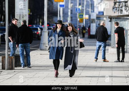 Moskau, Russland. 15. März 2022. Menschen mit Gesichtsmasken gegen COVID-19 gehen auf einer Straße in Moskau, Russland, 15. März 2022. Der Moskauer Bürgermeister Sergei Sobyanin hat am Montag die Maskenpflicht an öffentlichen Plätzen ab dem 15. März aufgehoben. Quelle: Evgeny Sinitsyn/Xinhua/Alamy Live News Stockfoto