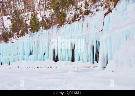 Wand aus schönen blauen Eiszapfen und Wänden aus Eis Stockfoto