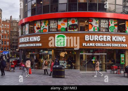 London, Großbritannien. 15. März 2022. Außenansicht des veganen Burger King am Leicester Square mit neuem grünen Logo. Das Flaggschiff-Restaurant Leicester Square von Burger King, einer der belebtesten Orte, hat seit einem Monat seine gesamte Speisekarte vegan gemacht. Kredit: SOPA Images Limited/Alamy Live Nachrichten Stockfoto