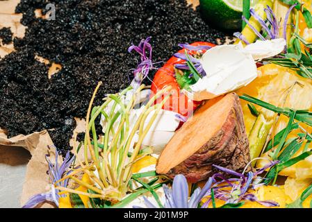 Nahaufnahme von Obst, Gemüse, Kaffeesatz und Eierschalen-Fetzen, die für die Kompostierung verwendet werden Stockfoto