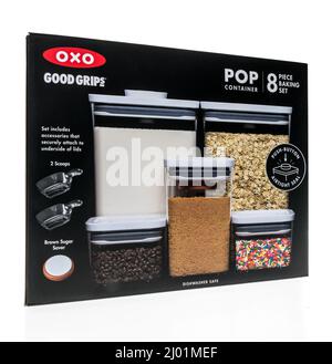 Winneconne, WI -1 März 2021: Ein Paket von Oxo Good Grips Pop-Container-Backen auf einem isolierten Hintergrund gesetzt Stockfoto