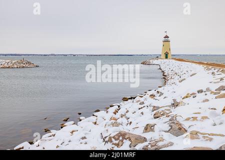 Bedeckter Blick auf den verschneiten Leuchtturm am Lake Hefner in Oklahoma Stockfoto